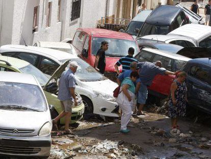 Flash floods damaged cars in Adra (Almería).
