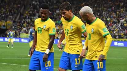 Lucas Paqueta celebrates a goal with Vinicius Junior and Neymar, in a match against Colombia on November 11, 2021