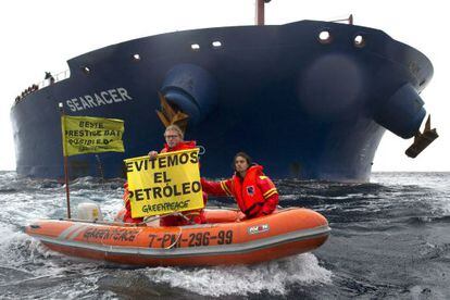 Greenpeace protests before the Searacer in Bilbao.