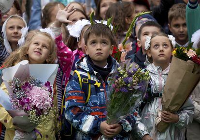 Pupils attend the Knowledge Day ceremony marking the start of a new school year, at a school in Moscow on September 1, 2022.