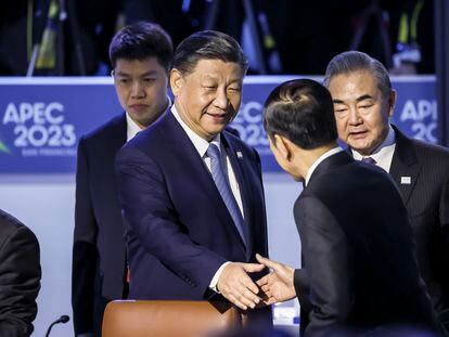 Chinese President Xi Jinping greets Indonesian President Joko Widodo at the APEC summit in San Francisco.
