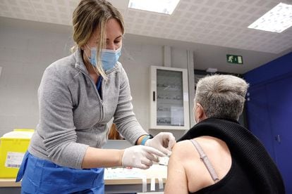 A health worker administers the Covid-19 vaccine to a patient in Catalonia.