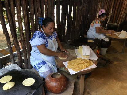 Women from Yucatán making corn tortillas. 