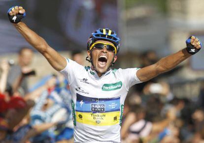 Team Saxo Bank rider Alberto Contador of Spain crosses the finish line to win the 17th stage of La Vuelta.