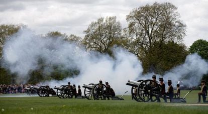 Military troops fired gun salutes at Hyde Park to welcome the birth of the new princess.