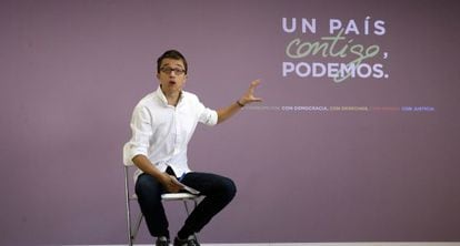 Podemos official Iñigo Errejón presenting his party's election manifesto on Monday.