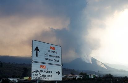 The Cumbre Vieja volcano continued to expel lava and ash on Monday, when it set a record as the longest known eruption on La Palma. 