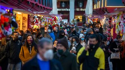 Crowds of shoppers at Christmas market in Madrid.