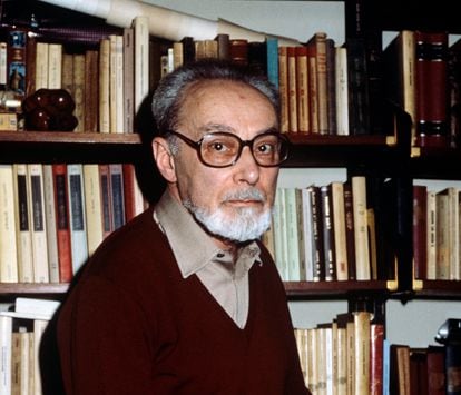 Primo Levi at home, in 1987.