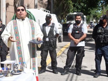 Filiberto Velázquez leads Mass in the streets of the Mexican city of Chilpancingo, in Guerrero, in 2021.