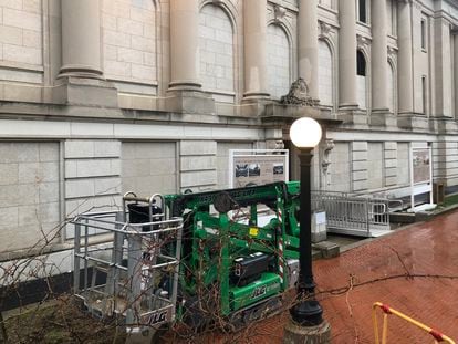 The installation of access ramps outside the Hispanic Society of New York, on April 4, 2023