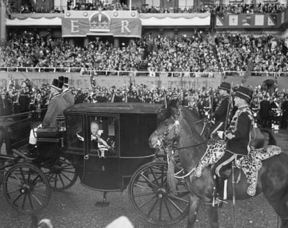 Sir Winston and Lady Clementine Churchill travel in procession past Hyde Park Corner, London, on their way to Westminster Abbey to attend the coronation of Elizabeth II.