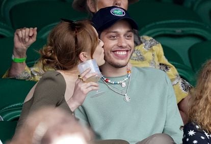 Pete Davidson receives a kiss from British actress Phoebe Dynevor in London in the summer of 2021.