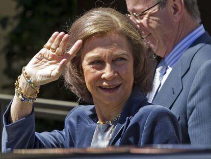 Queen Sof&iacute;a arriving at the USP San Jos&eacute; Hospital in Madrid this morning.