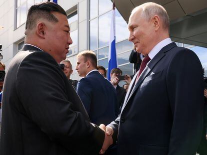 Tsiolkovsky (Russian Federation), 12/09/2023.- Russian President Vladimir Putin (2-R) greets North Korean leader Kim Jong Un (L) during a visit to the Vostochny cosmodrome outside of the town of Tsiolkovsky.