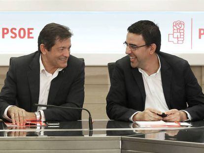 Javier Fernández (l), head of the PSOE interim management team.