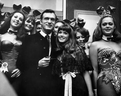 Hugh Hefner at the Playboy mansion with his bunnies in September 1969