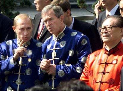 George W. Bush, Vladimir Putin and Jiang Zemin during an APEC summit in Shanghai, 2001.