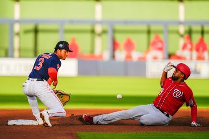 Jeimer Candelario, de los Nationals, se roba la segunda base en un partido contra los Astros.