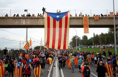 Protesters hang an ‘estelada’ – the unofficial flag of the pro-independence movement – from an overpass near Barcelona’s El Masnou, during the general strike in Catalonia on Friday.