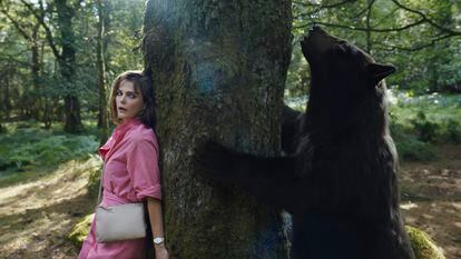 Keri Russell, with the protagonist of 'Cocaine Bear'.