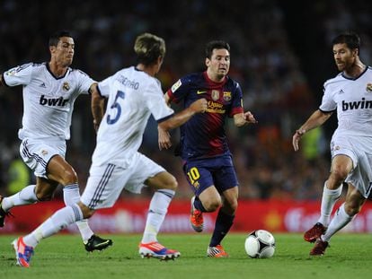 Leo Messi dribbles through Cristiano Ronaldo, Fábio Coentrão and Xabi Alonso during a 2012 UEFA Super Cup match in Spain.