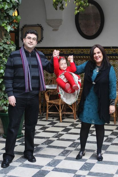 Santiago Ramírez and Teresa Molina with their child Alba.