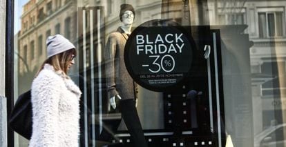 A sign for a Black Friday sale in a store on Madrid’s Gran Vía.