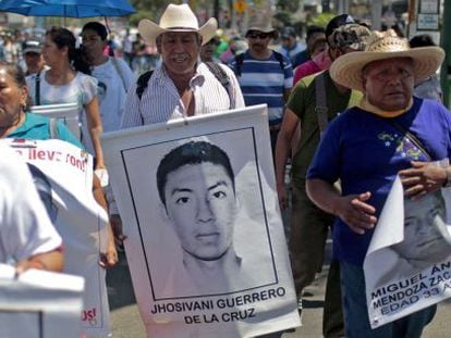 A family member holding up a picture of Jhosivani Guerrero at a march.