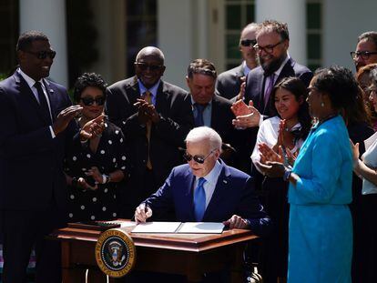 US President Joe Biden signs an executive order on the White House lawn on April 21.