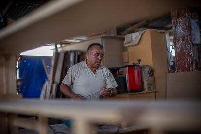 López Alavez in the carpentry workshop.