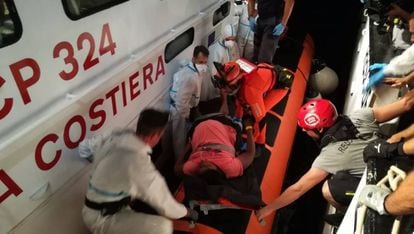 The Italian Coast Guard evacuates two pregnant women from the ‘Open Arms’ rescue ship.