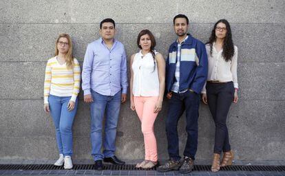 Jindi Morales (e) y Henry Sosa (segundo desde la izquierda) con estudiantes venezolanos en Madrid.