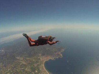 Video: Watch Montse Mechó, 83, on a solo parachute jump.