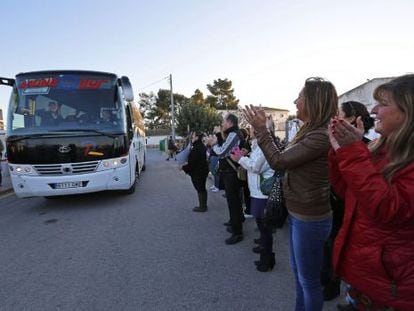 Parents in Montserrat, Valencia applaud as their children leave on the school bus for the first time since the route was cut.