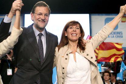 Popular Party leader Mariano Rajoy and the PP's candidate in Catalonia, Alicia Sánchez-Camacho, at a party rally on Thursday in l'Hospitalet.