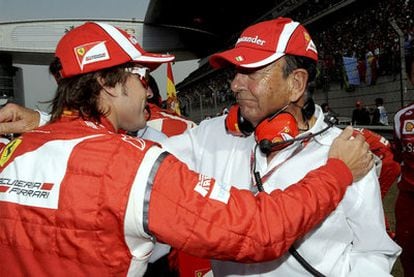 Fernando Alonso (l) greets Santander chairman Emilio Botín in China on Sunday.