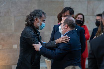 Jailed separatist leader Jordi Cuixart (l) with the Spanish minister of territorial policy, Miquel Iceta.
