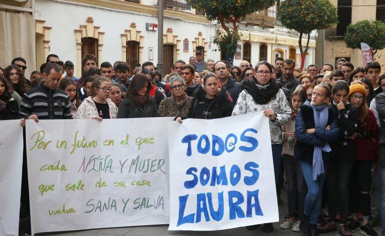 A minute of silence in Huelva to honor the memory of Laura Luelmo.