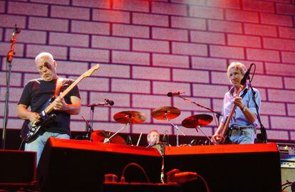 David Gilmour (left) and Roger Waters, at a benefit concert in London in 2010.