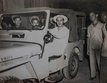 José Miguel Villa Romero, Toitico, in white, when he was Santiago’s chief of police in the early 1950s.