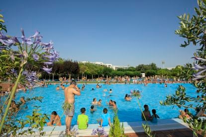 Cooling down at a public swimming pool in Zaragoza last Saturday.