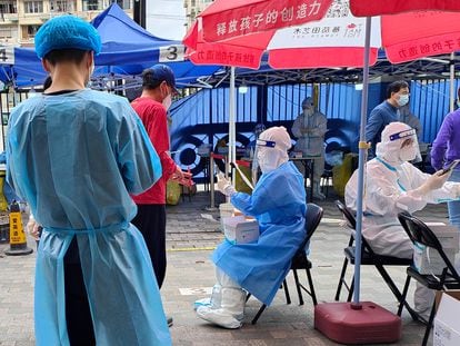 Residents queue up for COVID-19 nucleic acid tests at a gated community on May 25, 2022 in Shanghai, China