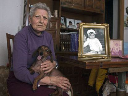 In&eacute;s P&eacute;rez at home in Almer&iacute;a with a photograph of her adopted daughter. 