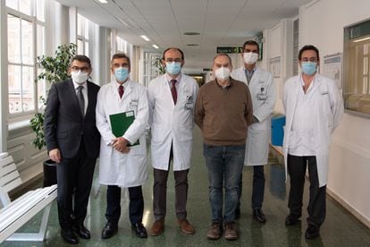 Doctors with the patient Joan Gel (wearing a brown sweater) at Barcelona's Clínic Hospital.
