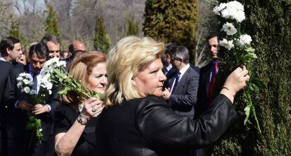 AVT President Ángeles Pedraza places the first bouquet in honor of the victims of the Madrid train bombings.