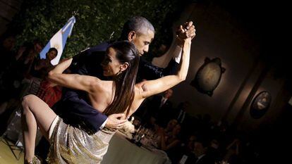 Barack Obama dances the tango in Buenos Aires (Spanish captions).