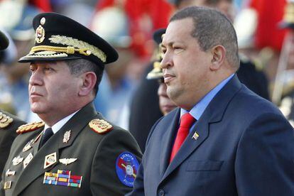 General Rangel Silva (left) stands next to Hugo Ch&aacute;vez last January 17 in Caracas.