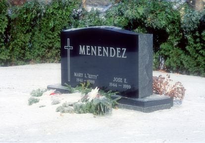 The grave of José and Kitty Menéndez covered in snow, in Princeton, New Jersey, in 1994.