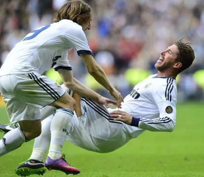 Real Madrid defender Sergio Ramos (r) celebrates with Real Madrid&#039;s Croatian midfielder Luka Modric after scoring the second goal against Barcelona.
